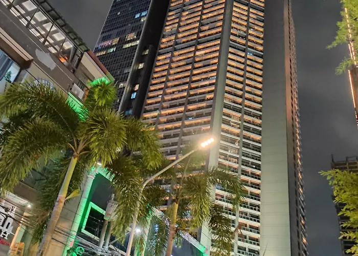 Cozy Apartment With Private Balcony Stunning Skyline, River & Mountain Views, Free Access To Infinity Pool, Lap Pool, Sunbathing, Sauna & Mall * Manila