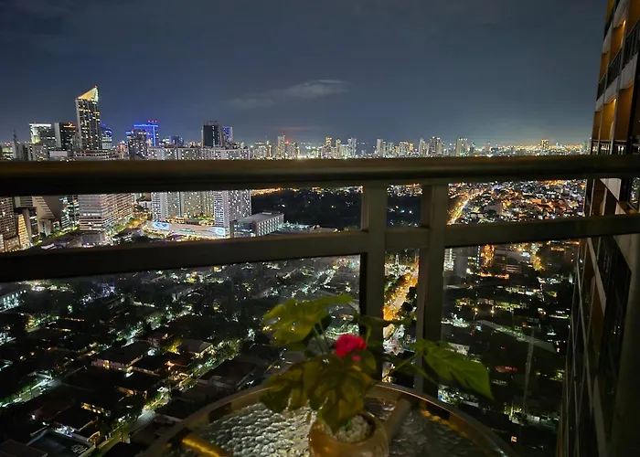 Cozy Apartment With Private Balcony Stunning Skyline, River & Mountain Views, Free Access To Infinity Pool, Lap Pool, Sunbathing, Sauna & Mall *